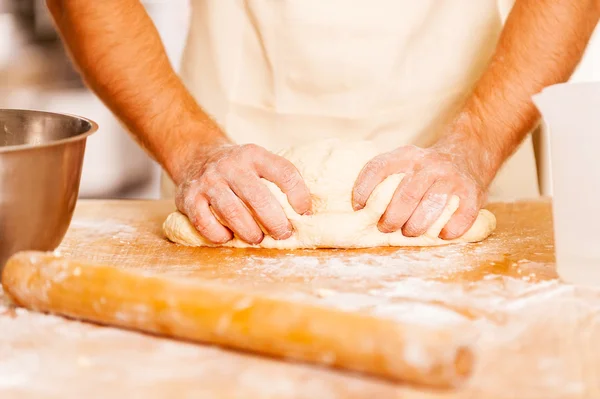 Man kneading dough — Stock Photo, Image