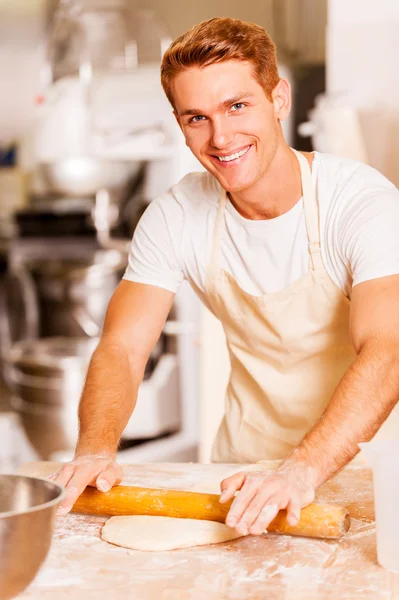 Homme déroulant la pâte — Photo