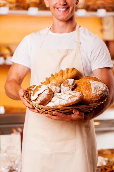 Homem com produtos de padaria — Fotografia de Stock