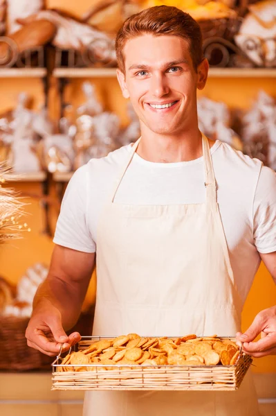 Man holding tray with cookies — Stock Photo, Image