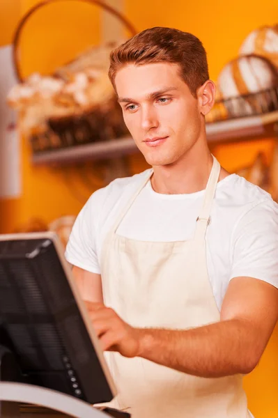 Zuversichtlicher Kassierer bei der Arbeit — Stockfoto