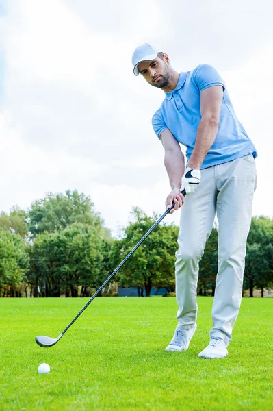 Hombre jugando al golf — Foto de Stock