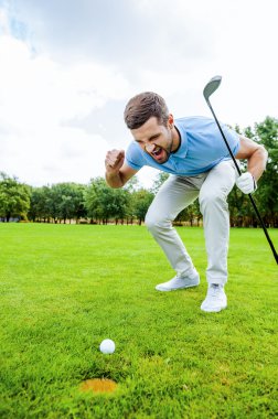 Baloda bağırarak golfçü