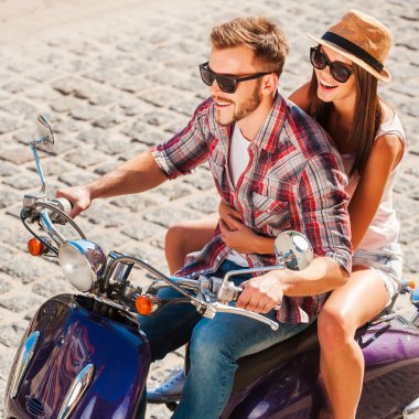 Genç çift sürme scooter