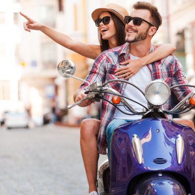 Scooter süren çift.