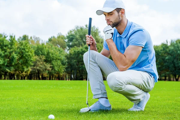 Golfista perto de bola de golfe — Fotografia de Stock