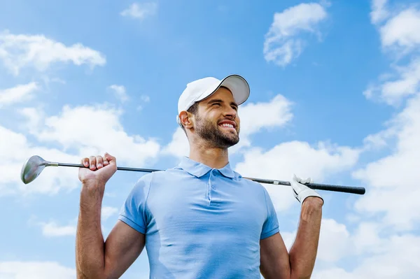 Golfspelare anläggning driver — Stockfoto