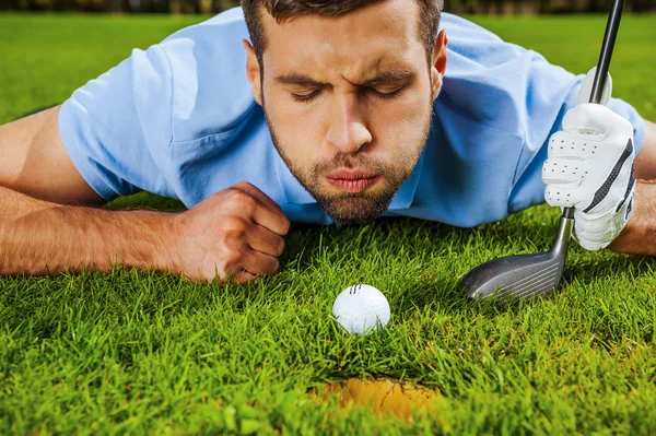 Golfer blowing at ball — Stock Photo, Image