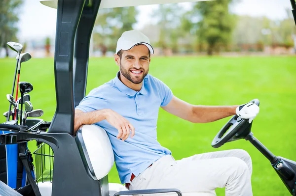 Golfista conduciendo carrito de golf — Foto de Stock