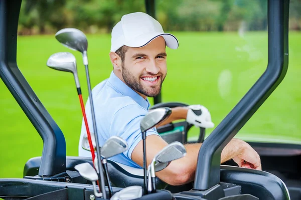 Golf arabasında golfçü — Stok fotoğraf