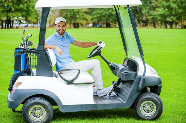 Mężczyzna jazdy wózkiem golfowym — Zdjęcie stockowe