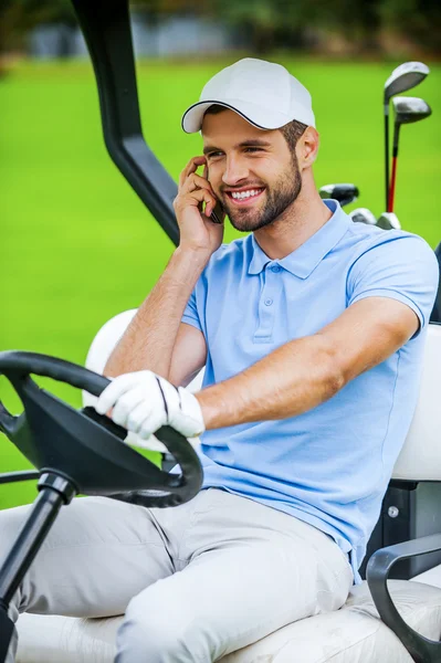 Человек за рулем гольф-кара — стоковое фото