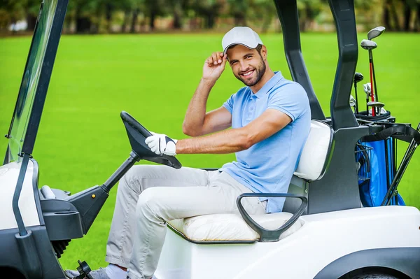 Hombre conduciendo carrito de golf — Foto de Stock