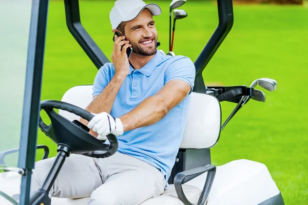 Muž jízdy golfový vozík — Stock fotografie