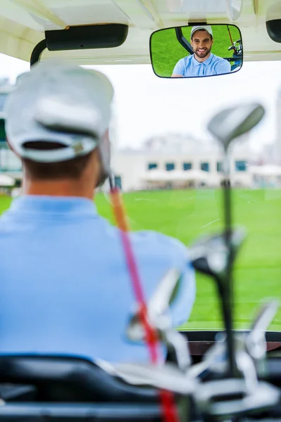 高尔夫球手驾驶高尔夫球车 — 图库照片