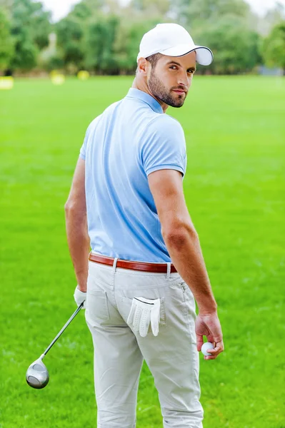 Golfista drží golfový míček — Stock fotografie