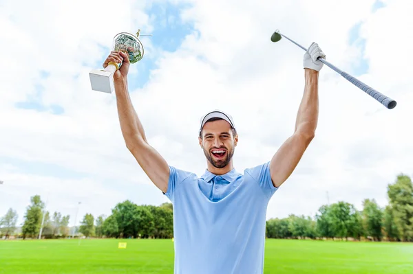Golfista masculino sosteniendo trofeo — Foto de Stock