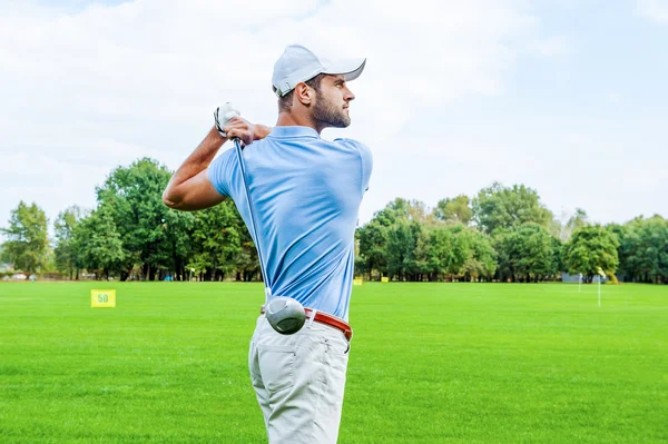 Golfista balançando seu motorista — Fotografia de Stock