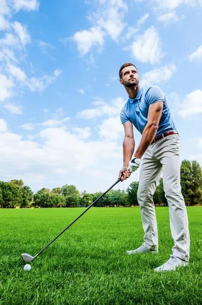 Jovem jogando golfe — Fotografia de Stock