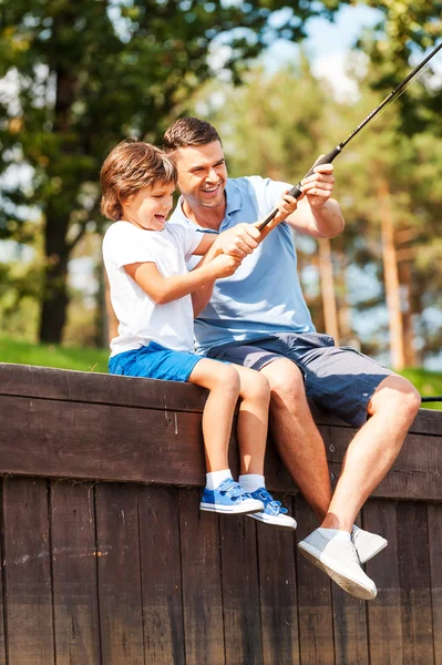 Ayah dan anak memancing — Stok Foto