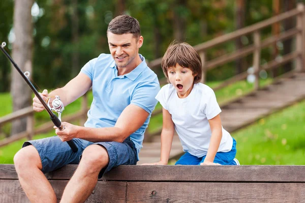 Vader en zoon vissen — Stockfoto