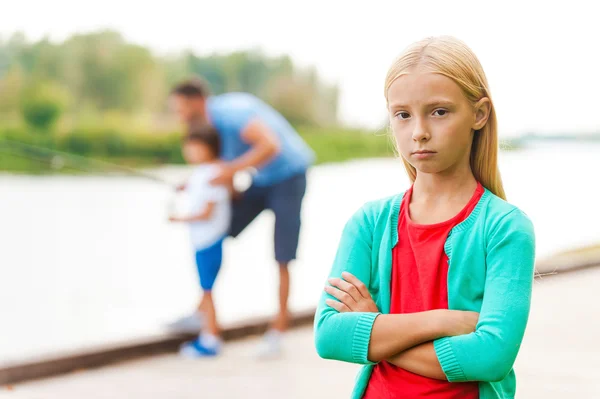 Mädchen mit verschränkten Armen — Stockfoto