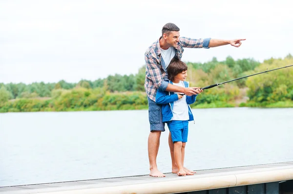 Ayah dan anak memancing — Stok Foto