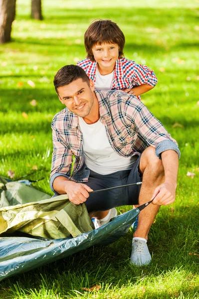 Ayah dan anak mendirikan tenda — Stok Foto