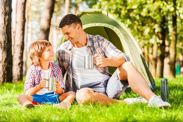 Padre e hijo en el picnic — Foto de Stock