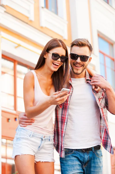 Paar kijken naar telefoon — Stockfoto