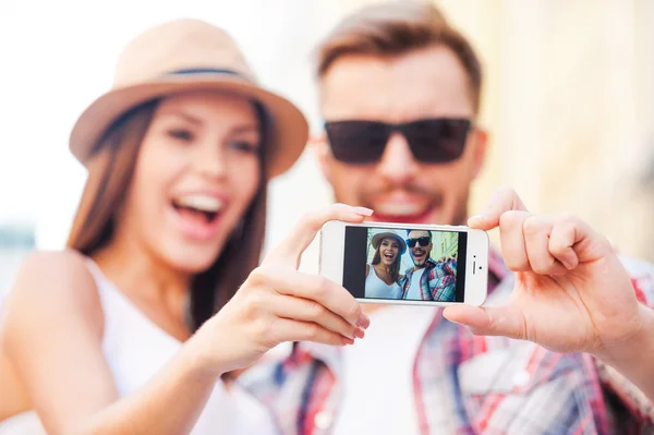 Coppia facendo selfie — Foto Stock