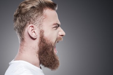Genç sakallı adam bağırıyor
