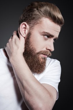 düşünceli genç sakallı adam