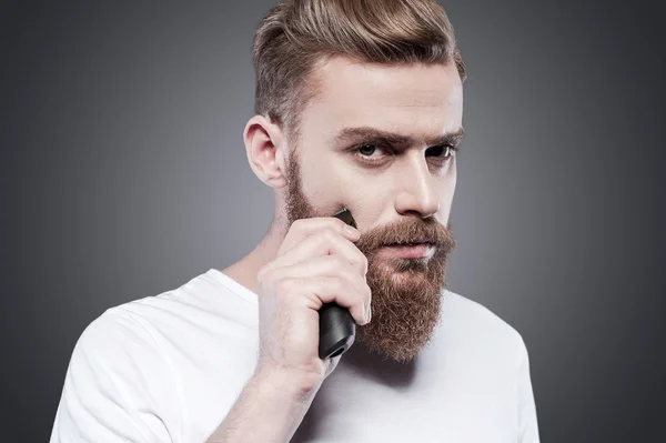 Bearded man shaving with electric razor — Stock Photo, Image