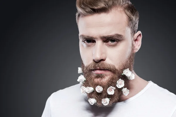 Uomo con i fiori nella barba — Foto Stock