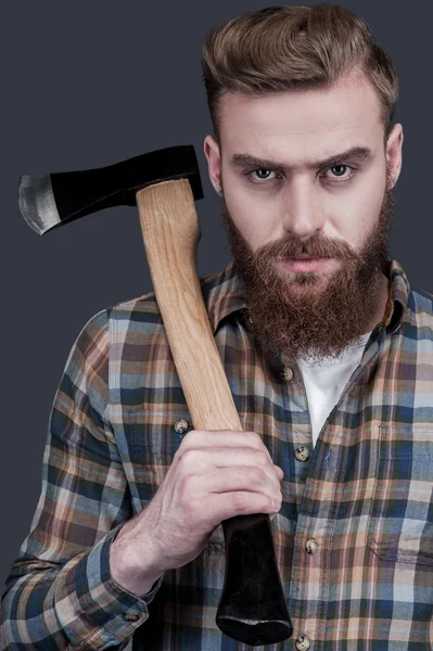 Jovem barbudo carregando um grande machado — Fotografia de Stock