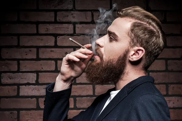 Hombre barbudo fumando un cigarrillo — Foto de Stock