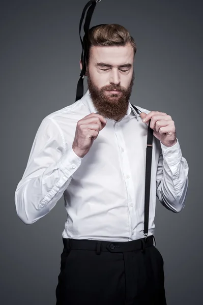 Bearded man adjusting his suspenders — Stock Photo, Image