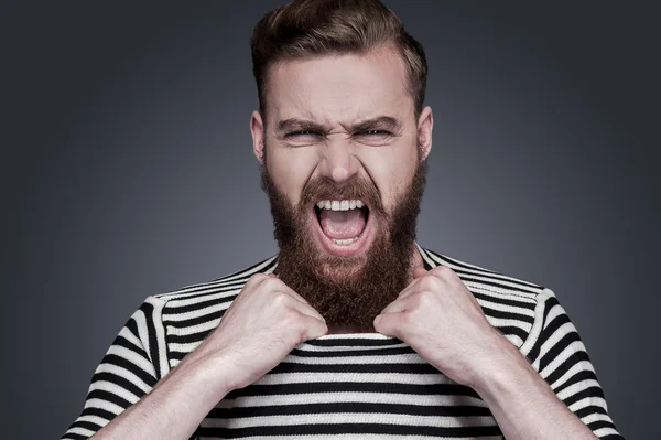 Bärtiger Mann in gestreifter Kleidung streckt seinen Kragen — Stockfoto