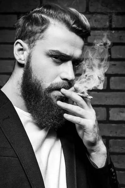 Homem barba fumando . — Fotografia de Stock