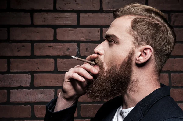 Homem barbudo fumando um cigarro — Fotografia de Stock