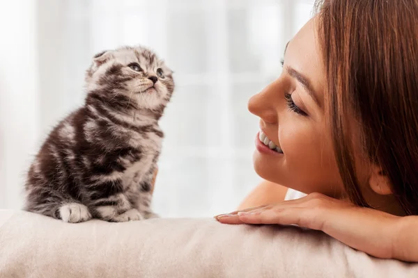Frau betrachtet ihr kleines Kätzchen — Stockfoto