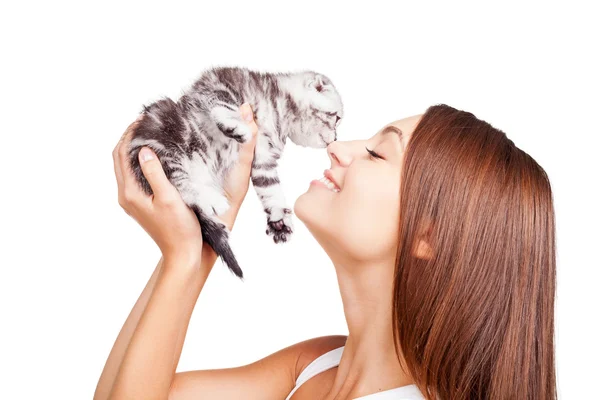 Donna che tiene piccolo gattino in mano — Foto Stock