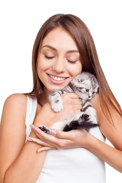 Frau hält kleines Kätzchen in den Händen — Stockfoto