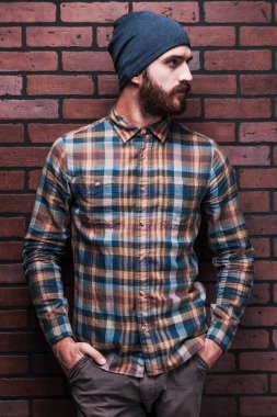 sakallı adam ceplerinde elele