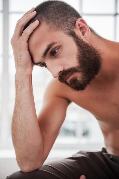 Déprimé jeune homme barbu et torse nu — Photo