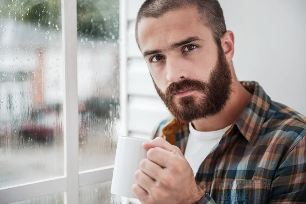 Homme barbu tenant tasse avec boisson chaude — Photo