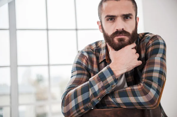 Joven barbudo cogido de la mano en la barbilla — Foto de Stock