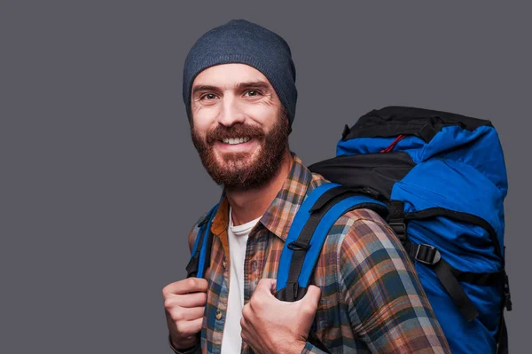 Homem barbudo carregando mochila — Fotografia de Stock