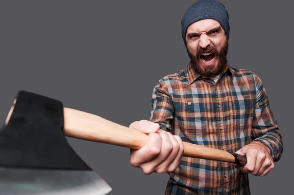 Homem barbudo balançando o machado e gritando — Fotografia de Stock